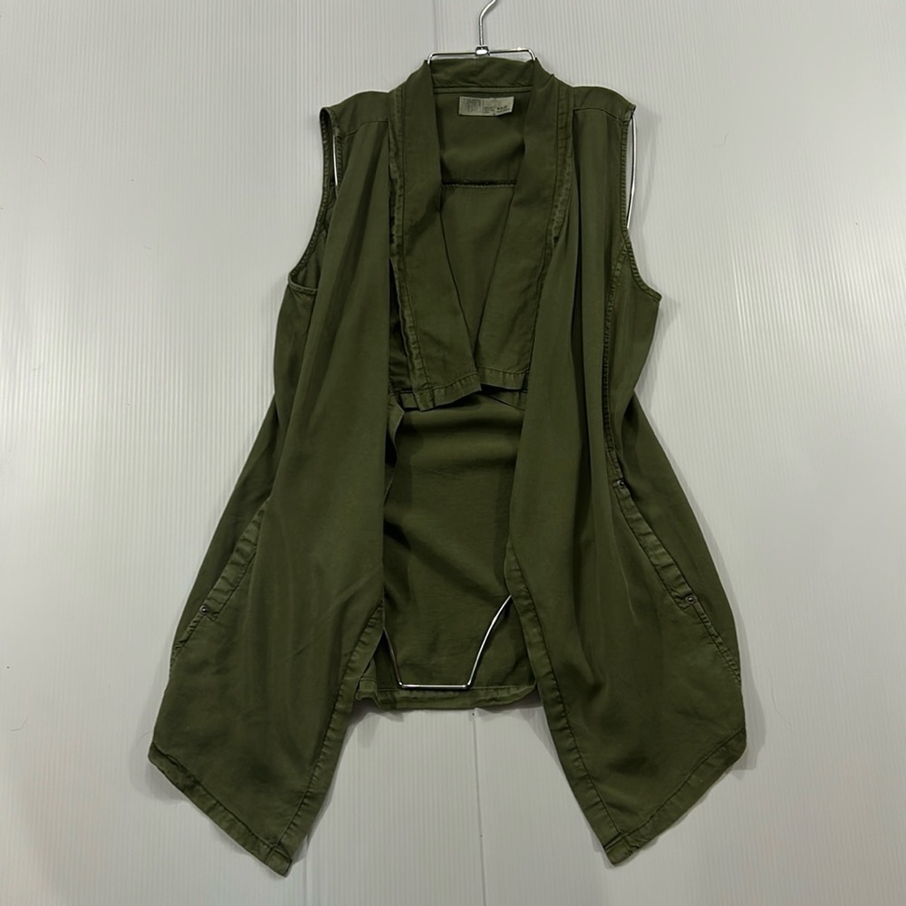 K94. Women’s Time and Tru Green‎ open front sleeveless vest (M 8-10)